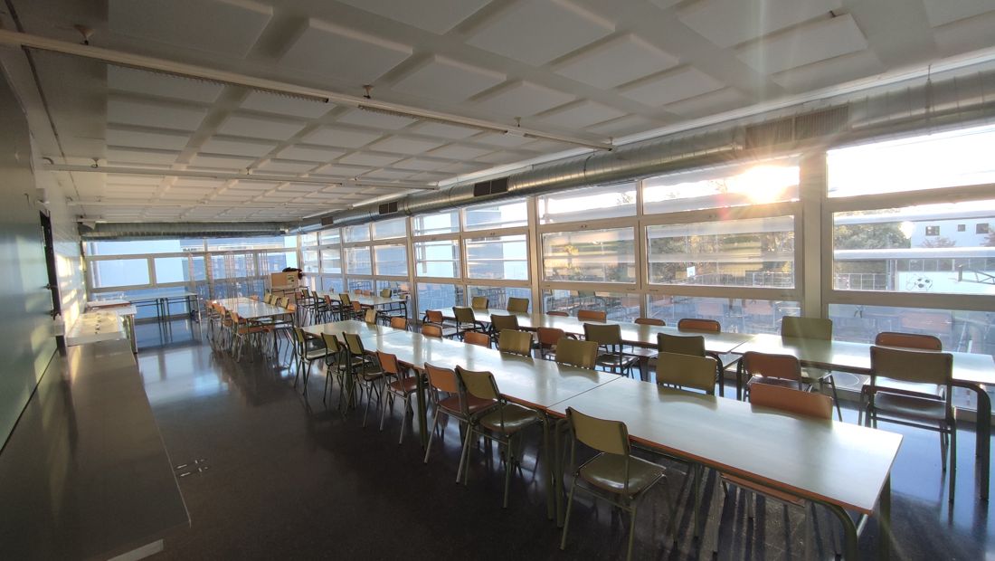 Comedor de una escuela con conductos de climatización