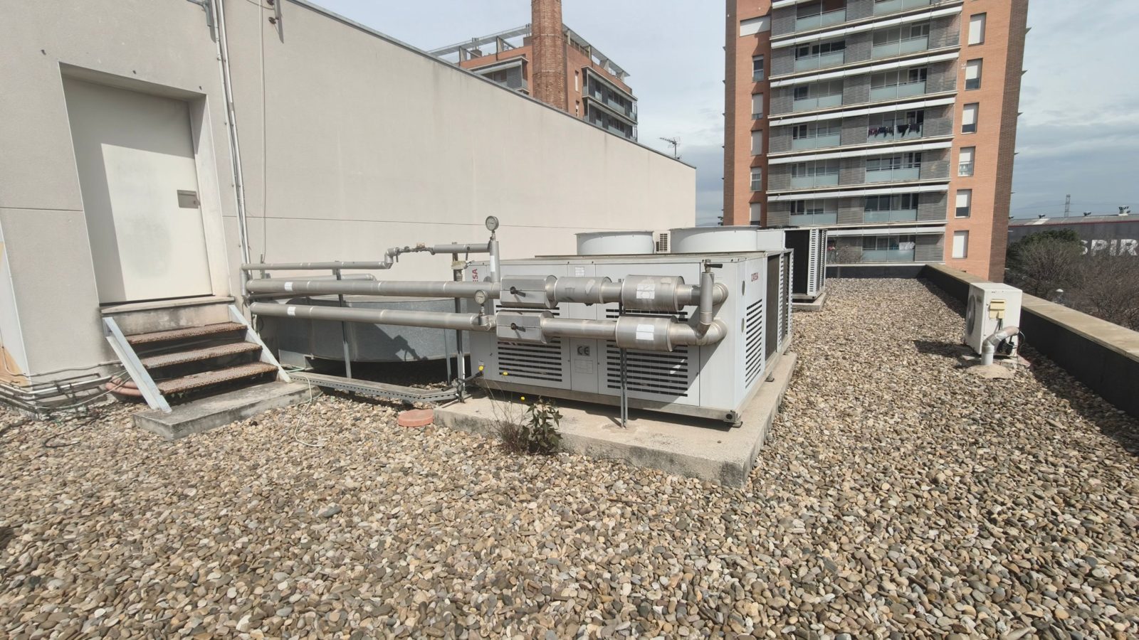 Planta enfriadora y tuberías existentes en la cubierta del Centro Cultural de La Llagosta