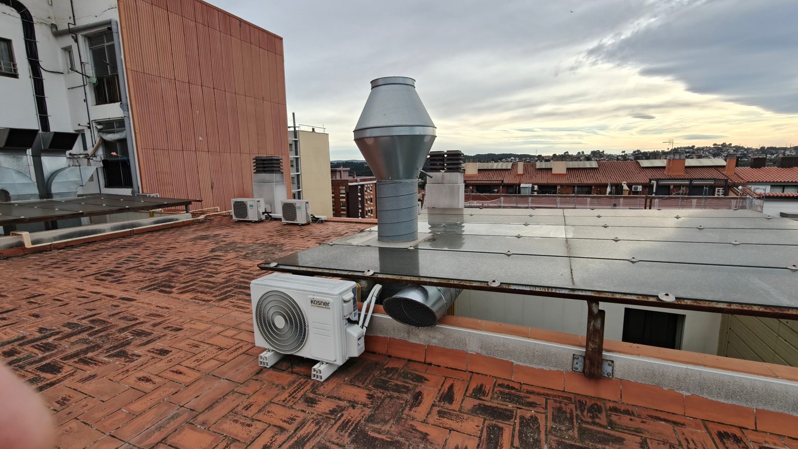 Chimenea y conductos de extracción en la cubierta de un edificio de viviendas