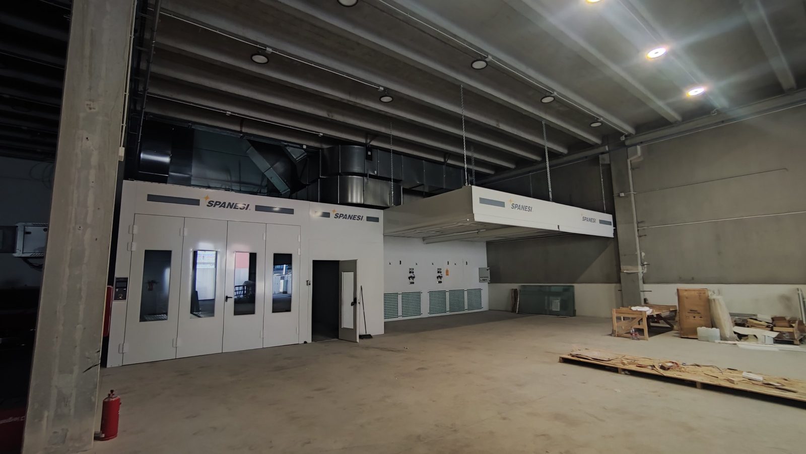 Interior de la nave del taller, con sectorización y señalización contra incendios